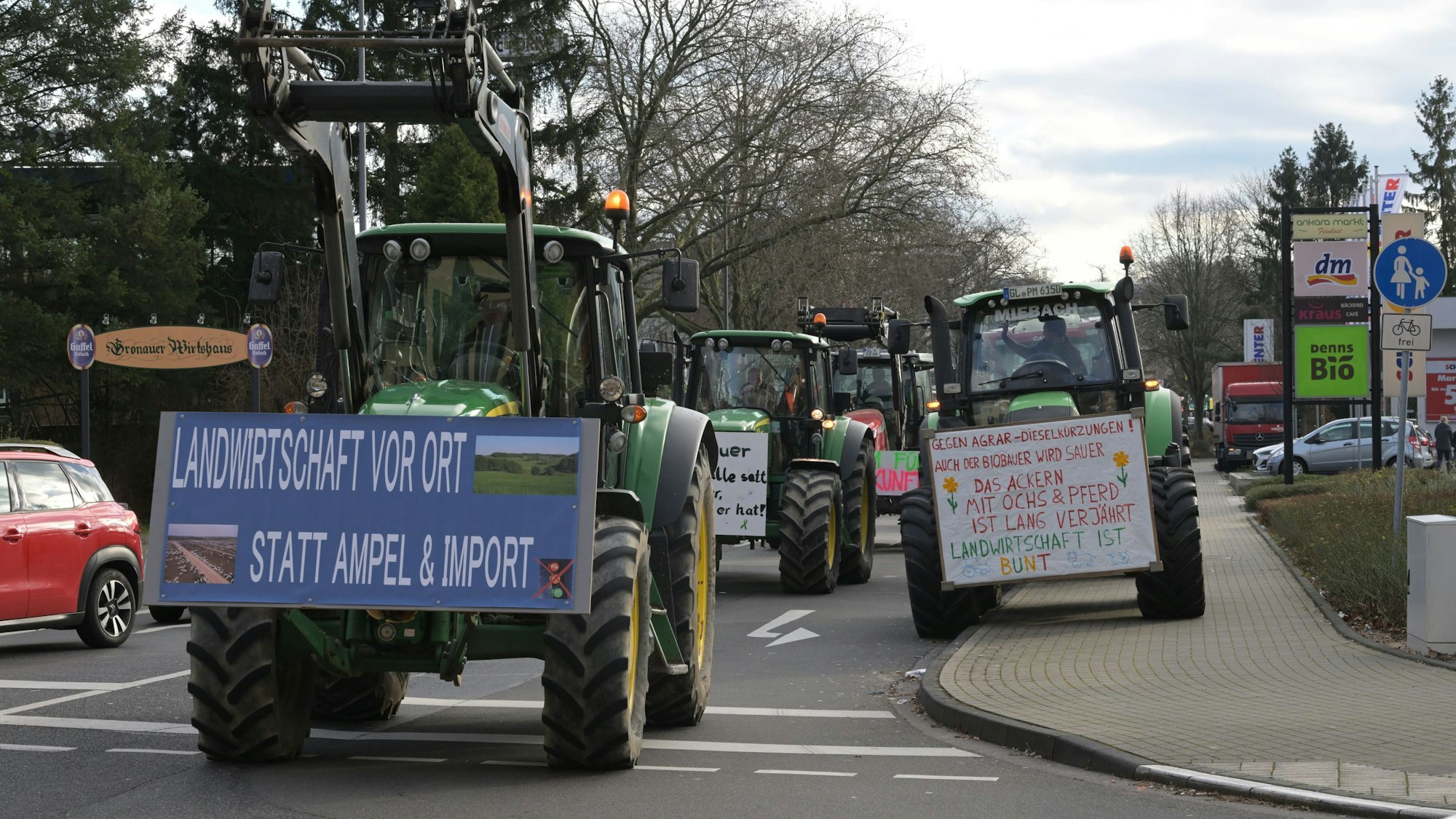 Traktoren mit Protestschildern stehen auf der Richard-Zanders-Straße in Bergisch Gladbach.