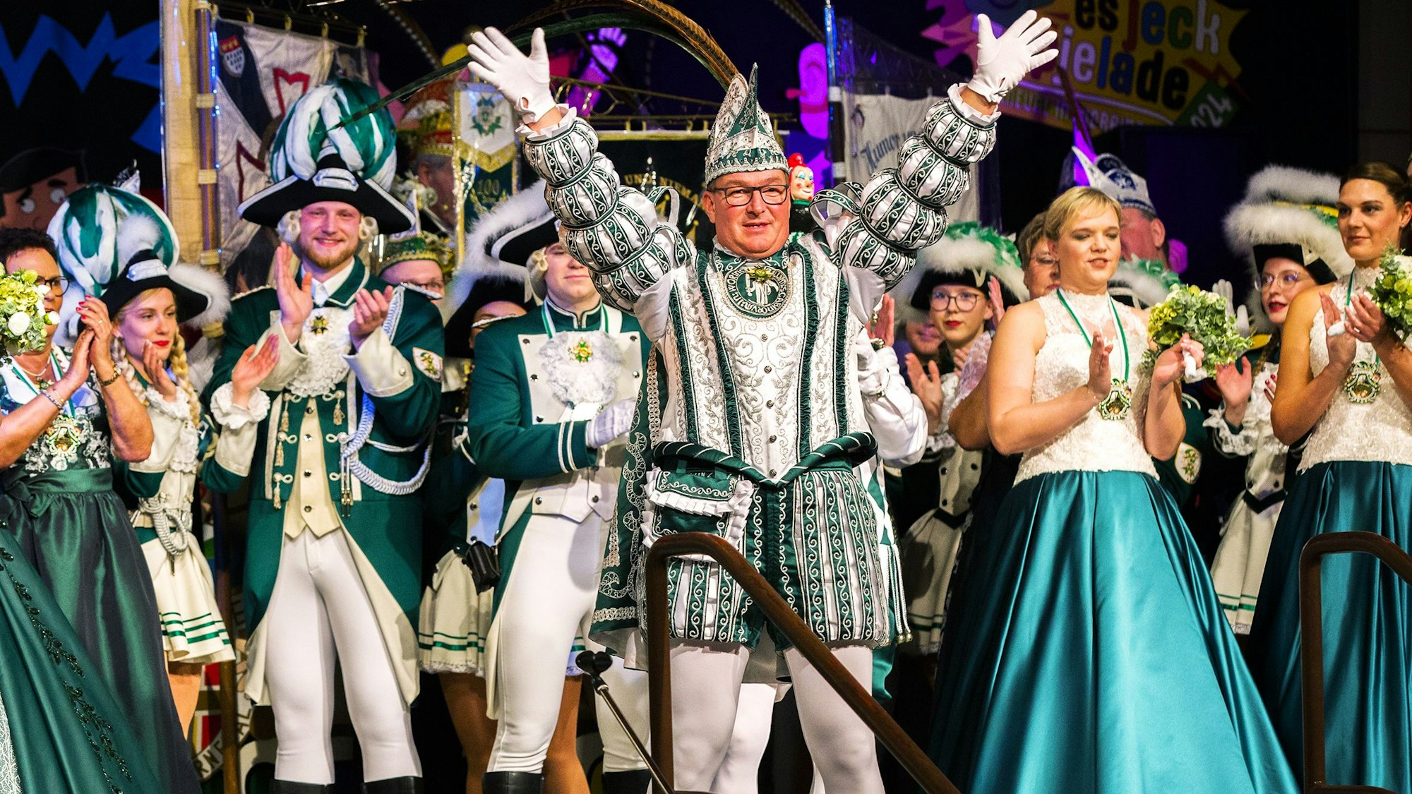 Prinz Markus II. (Markus Drescher) und andere Karnevalisten stehen auf der Bühne des Vereinshauses in Worringen.