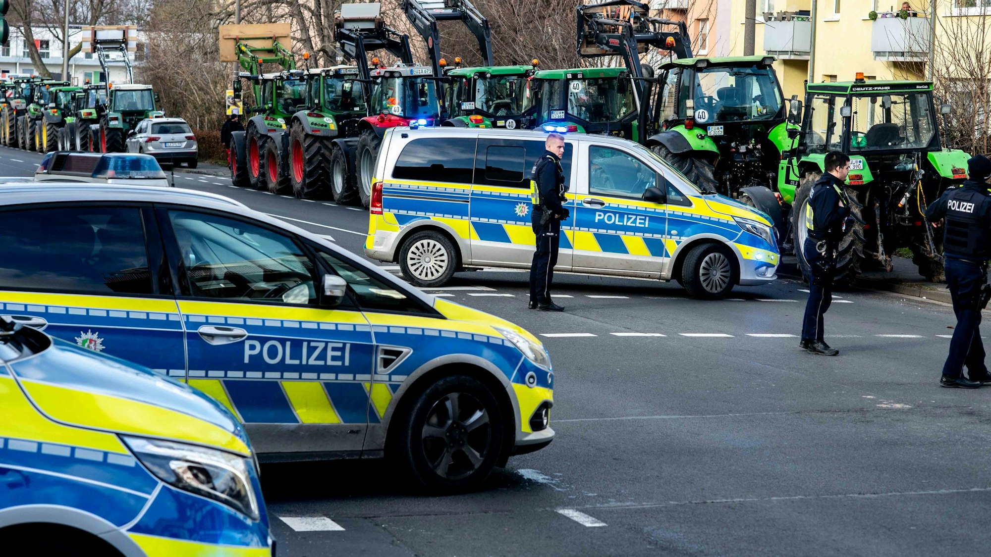 Das Bild zeigt Polizeiautos und mehrere Traktoren, die am Keltenring in Euskirchen parken.