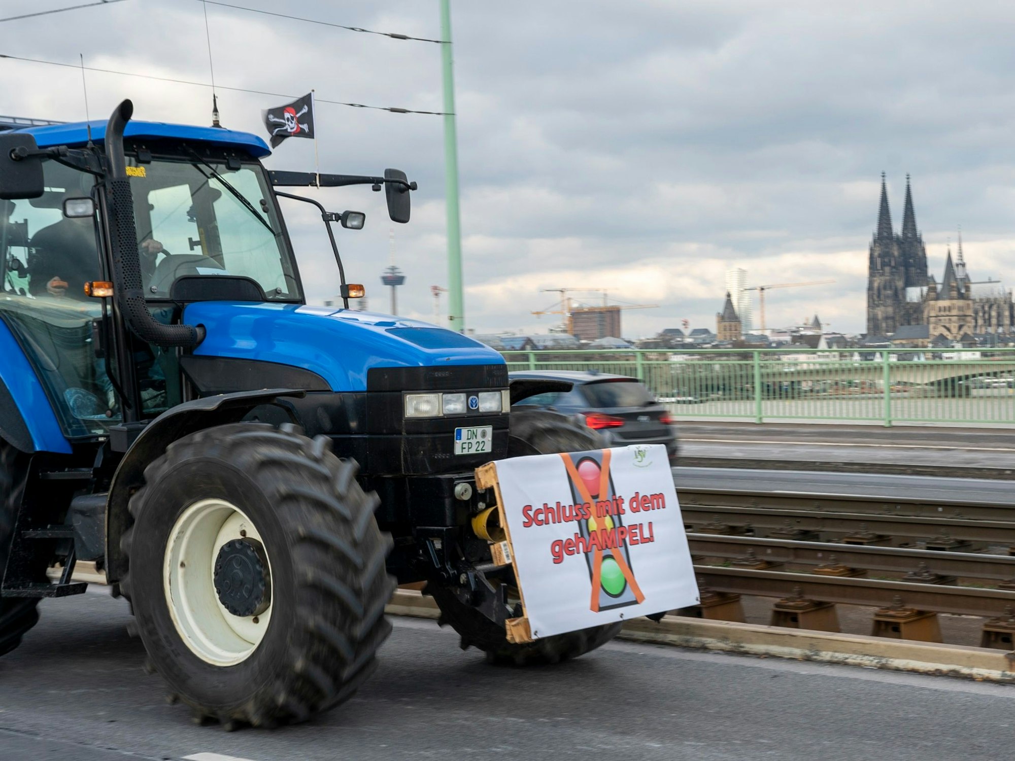 08.01.2024, Köln: Bauern blockieren mit ihren Traktoren die Severinsbrücke. Die Landwirte protestieren gegen Subventionskürzungen im Agrarbereich. Foto: Uwe Weiser