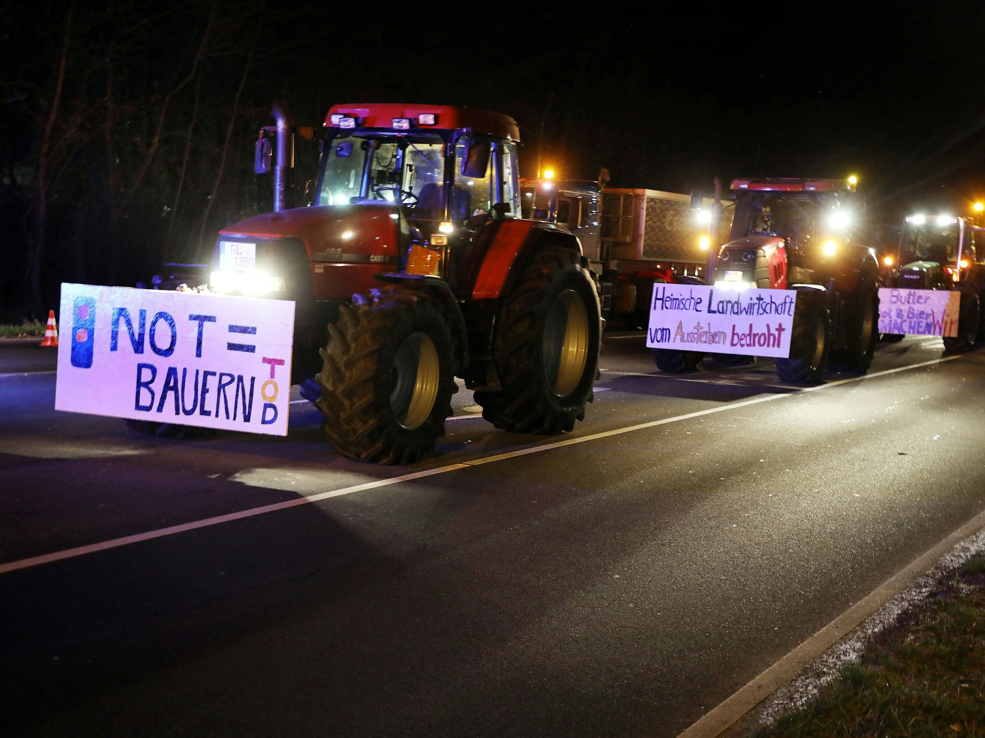 Traktoren mit Protestschildern: „Not = Bauerntod“.