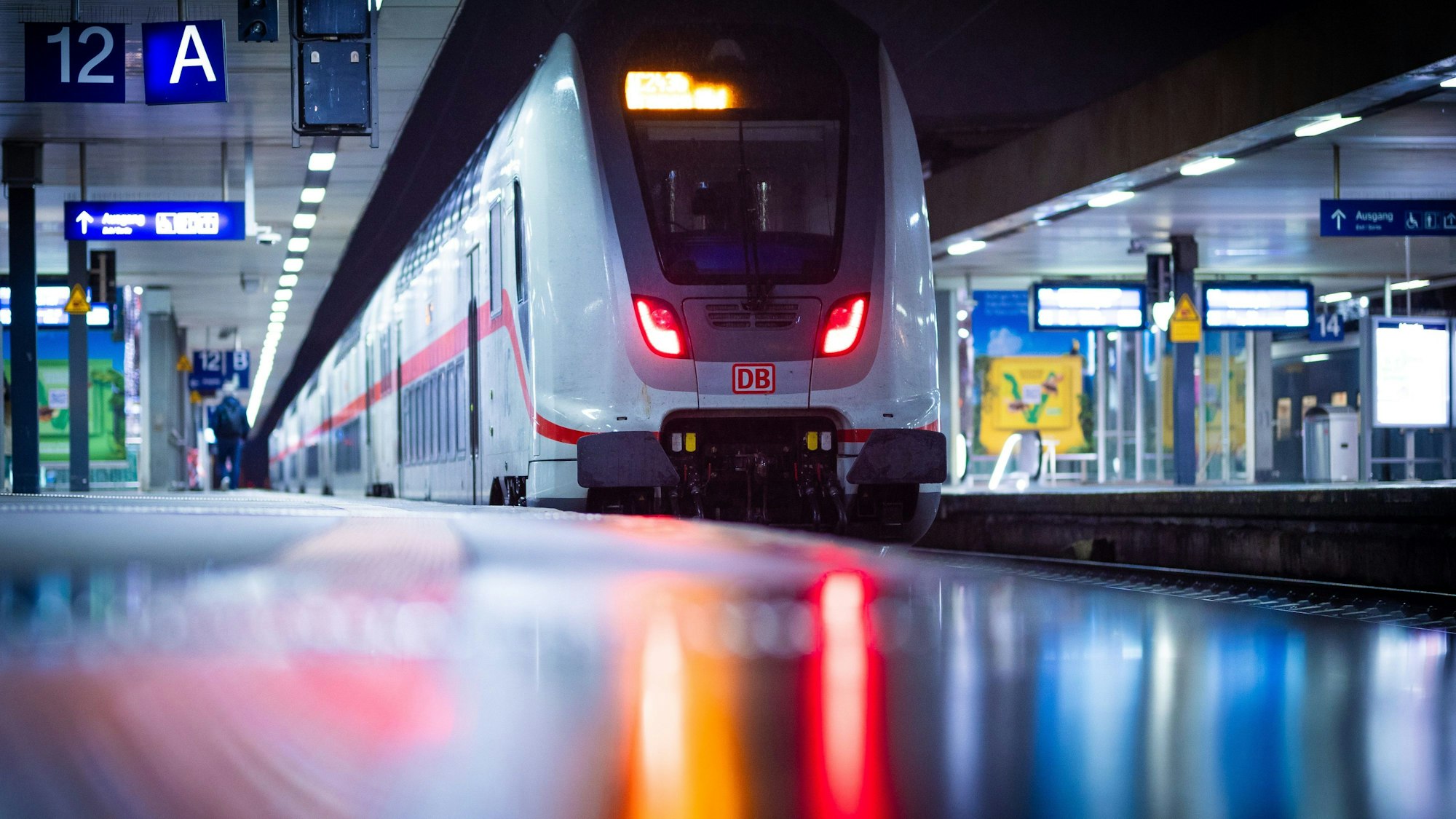 Ein Zug steht im Hauptbahnhof Hannover am frühen Morgen an einem menschenleeren Bahnsteig. Die Deutsche Bahn ist mit dem Versuch gescheitert, den geplanten Lokführerstreik mit juristischen Mitteln zu stoppen.