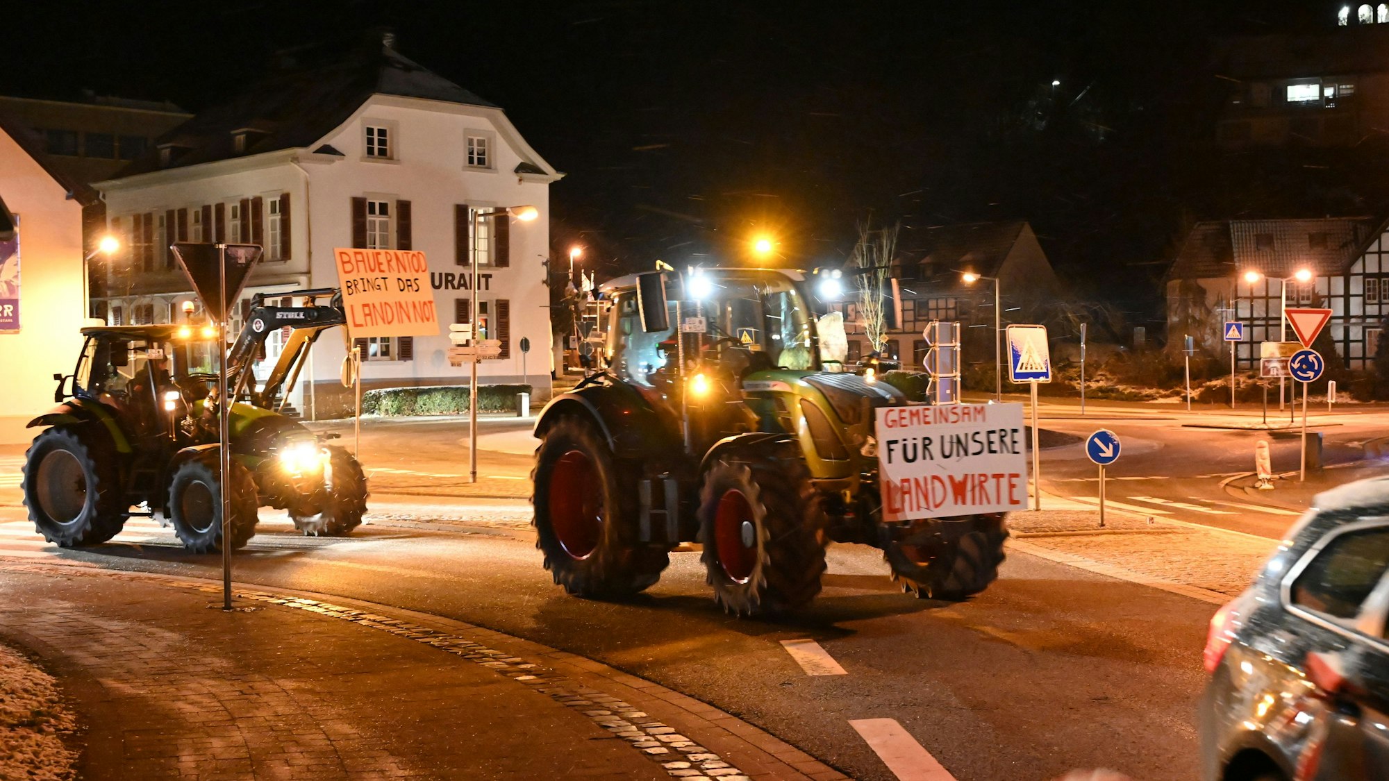 Im Schleidener Tal haben sich zahlreiche Fahrzeuge getroffen, um sich den Demonstrationen anzuschließen