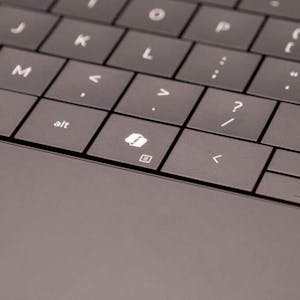Auf der Tastatur eines Laptops ist neben „alt“ bereits eine Taste mit dem Logo des Copiliot eingebaut.