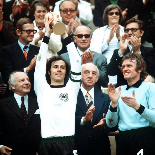 Weltmeisterschaft 1974: Franz Beckenbauer mit Bundespräsident Walter Scheel, DFB-Präsident Hermann Gößmann und Sepp Maier