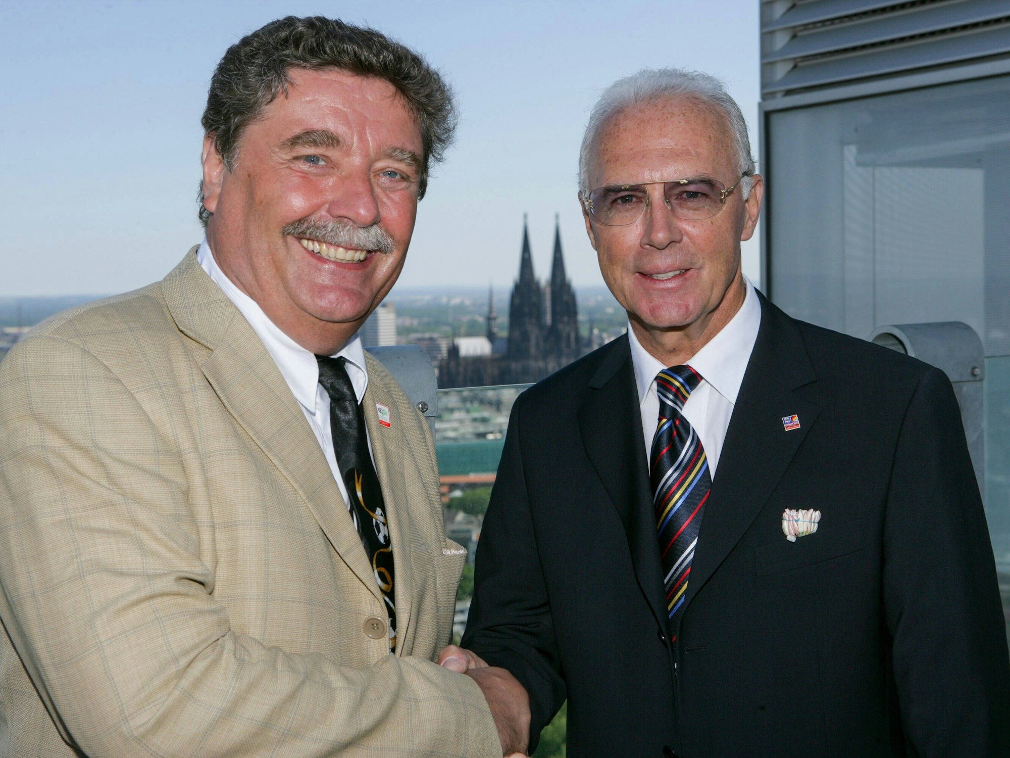 Der Präsident des Organisationskomitees der Fußball WM 2006 in Deutschland Franz Beckenbauer mit Köln s Oberbürgermeister Fritz Schramma.