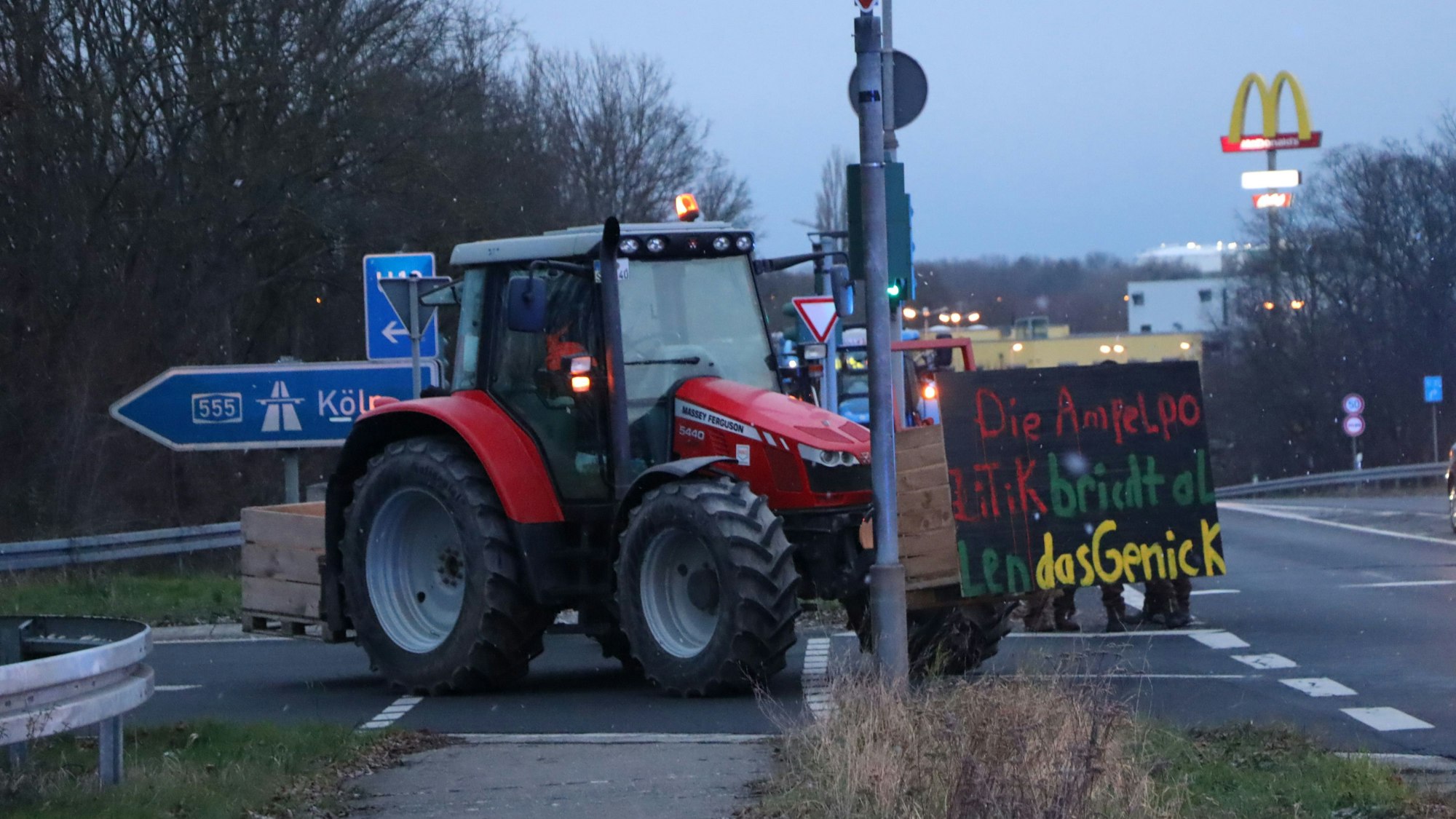 Ein roter Traktor blockiert die Auffahrt zur A 555 in Wesseling.