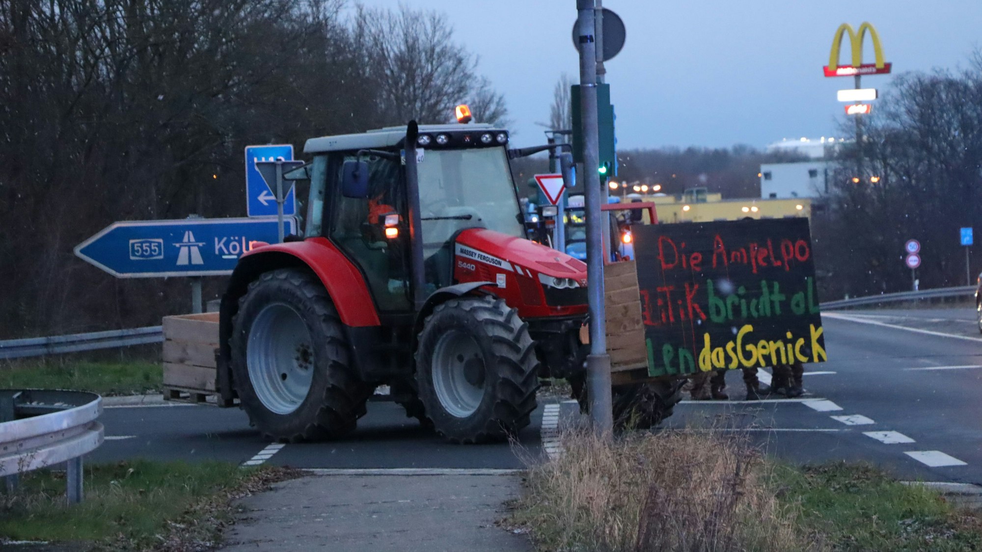 Landwirte blockierten in Wesseling und Bornheim Auffahrten zur A555 nach Bonn und Köln.