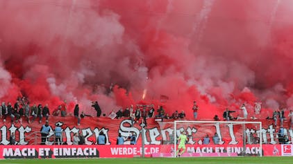 Am achten Spieltag dieser Saison brannten die FC-Fans auf der Südtribüne anlässlich des Derbys gegen Borussia Mönchengladbach Pyrotechnik in Massen ab.
