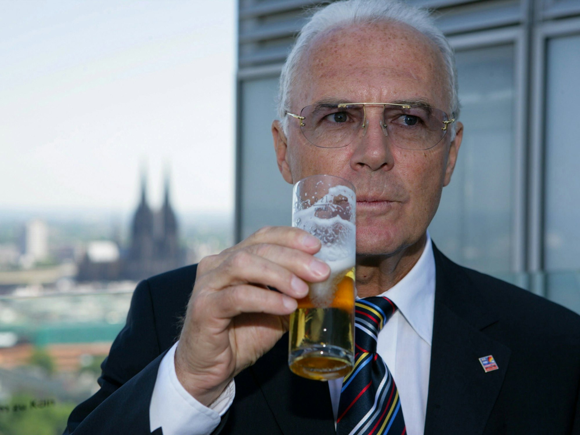 Franz Beckenbauer lässt sich mit Domblick ein Kölsch schmecken.