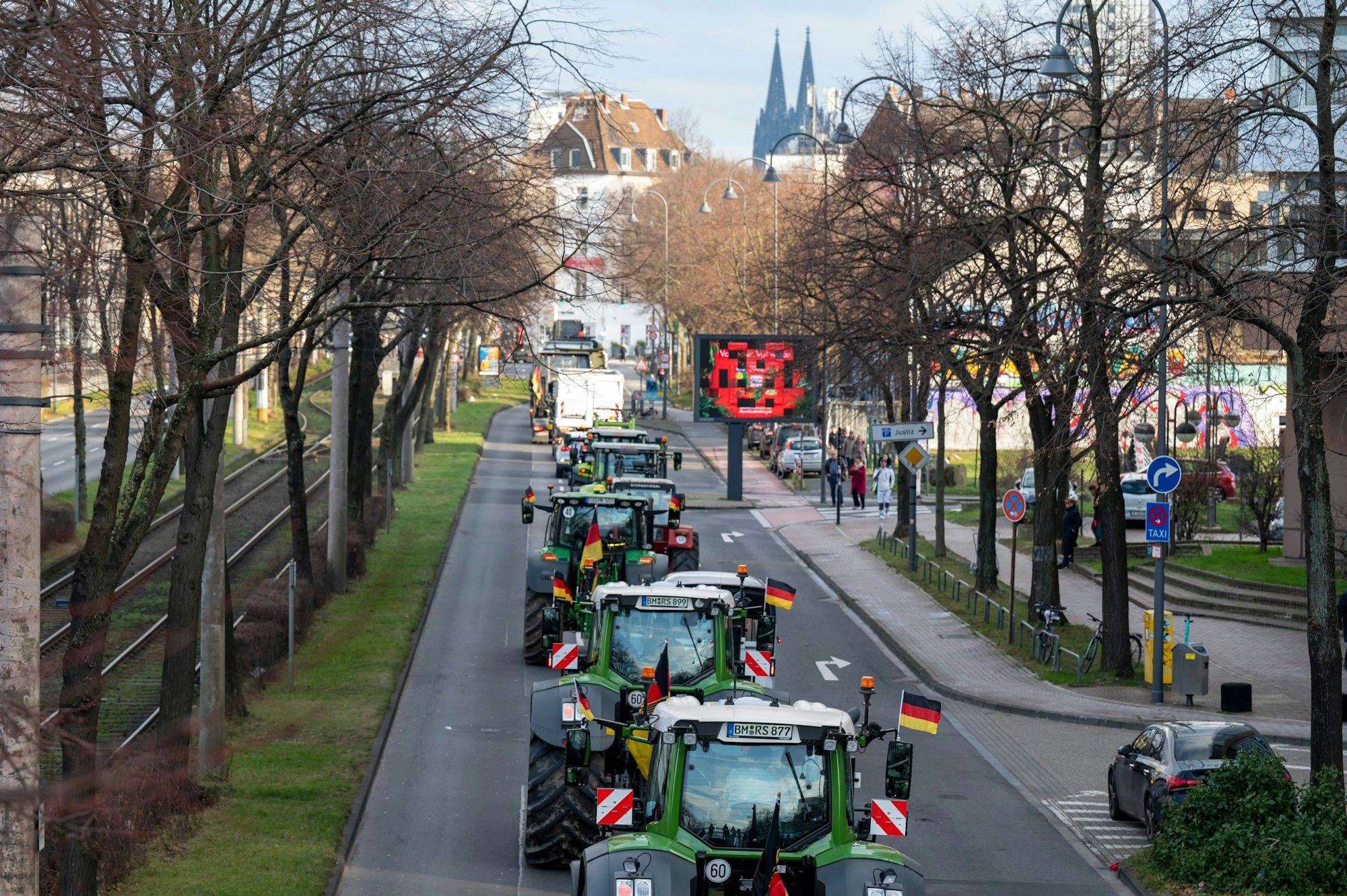 08.01.2024, Köln: Bauern blockieren mit ihren Traktoren die Luxemburger Straße. Die Landwirte protestieren gegen Subventionskürzungen im Agrarbereich. Foto: Uwe Weiser