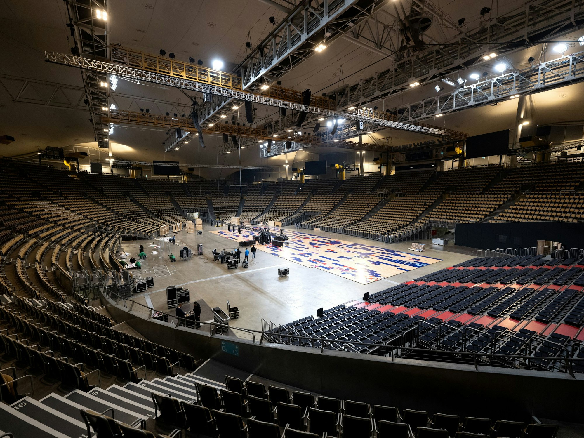 Arbeiter bauen in der Olympiahalle das Spielfeld für die Handball-Europameisterschaft auf (8. Januar 2024).