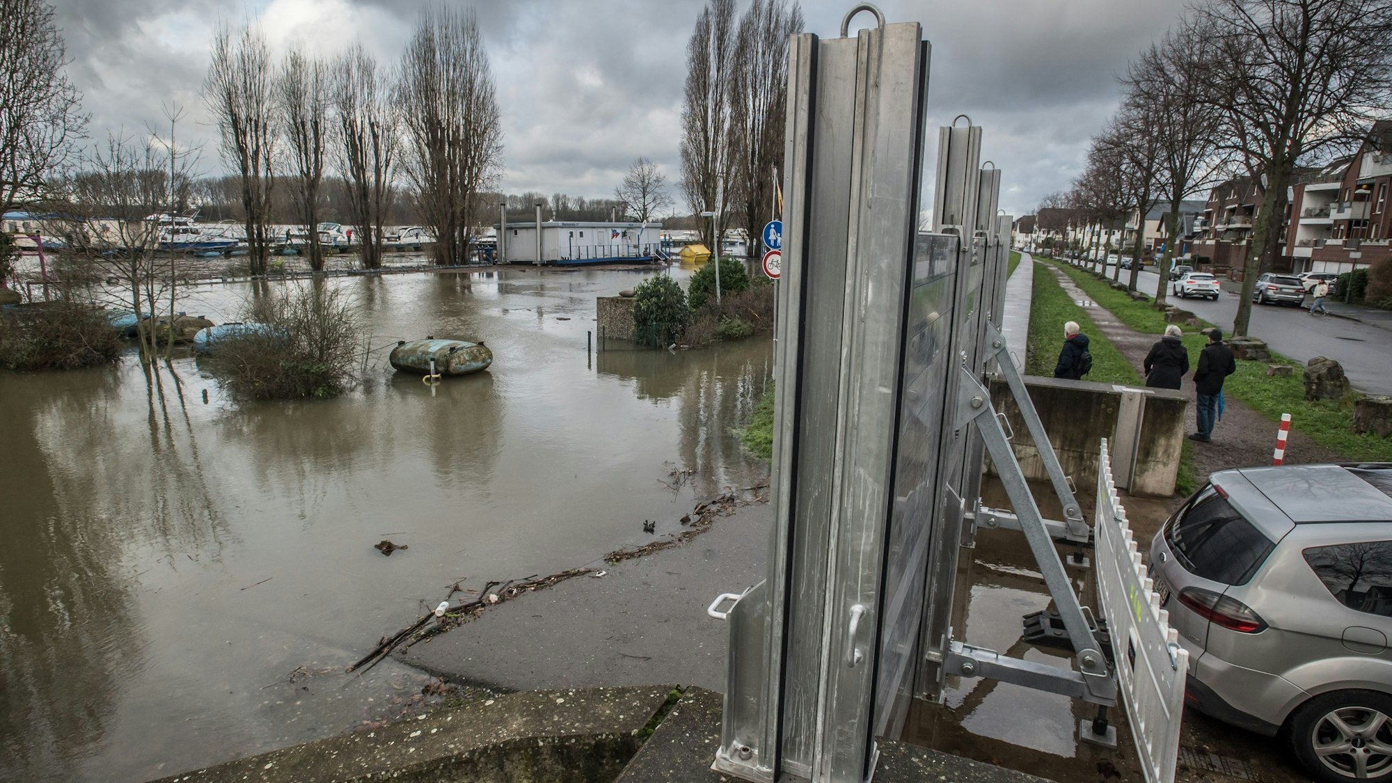 Es hat viel geregnet: Das Hochwasser in Hitdorf steht knapp vor dem Tor am Hafen  Foto: Ralf Krieger