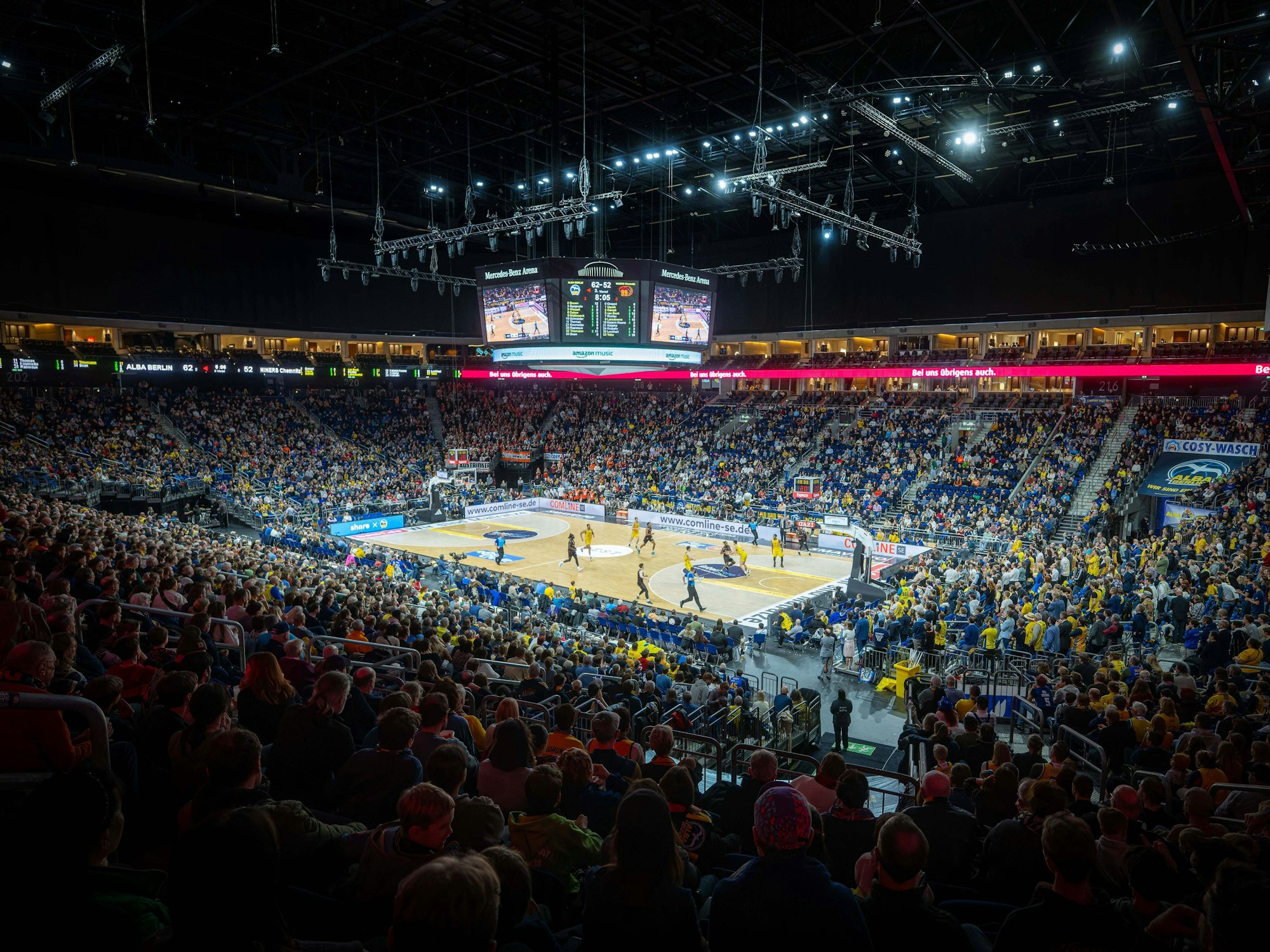 Die Handballmannschaft Alba Berlin spielt gegen NINERS Chemnitz in der Mercedes-Benz Arena in Berlin(2023).