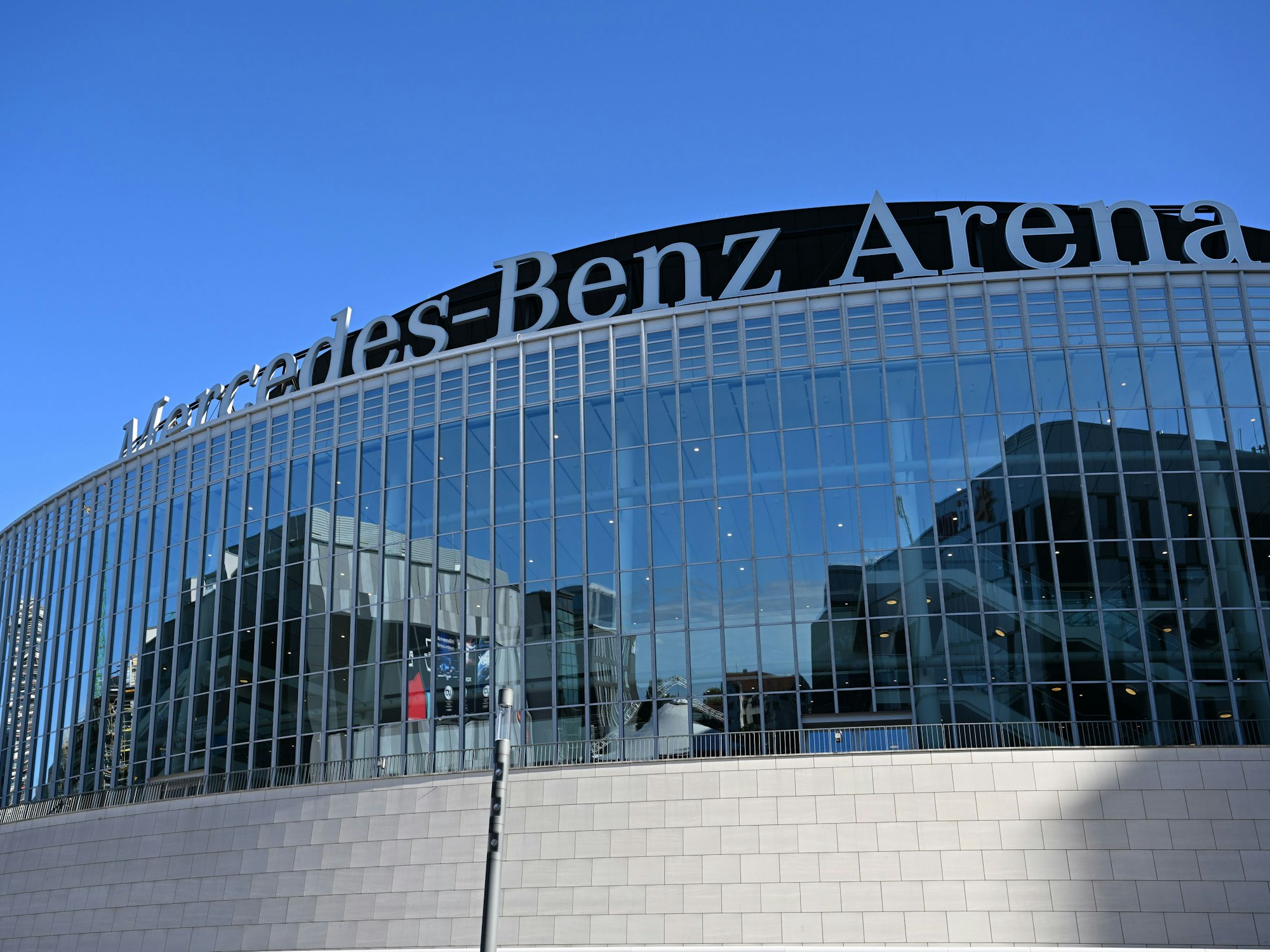 Die Mercedes-Benz Arena in Berlin von außen (2022).