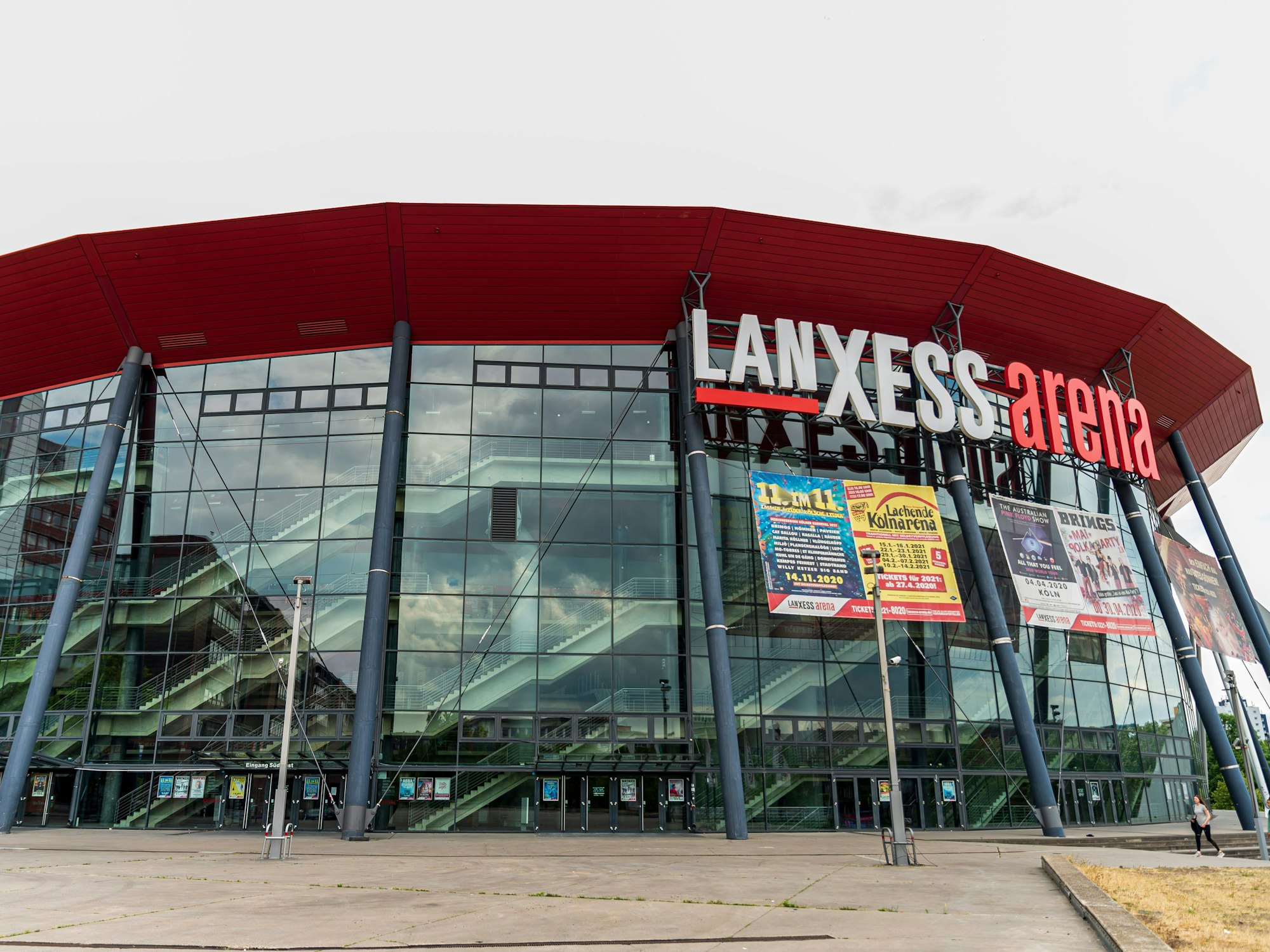 Die Lanxess-Arena in Köln von außen (2020).