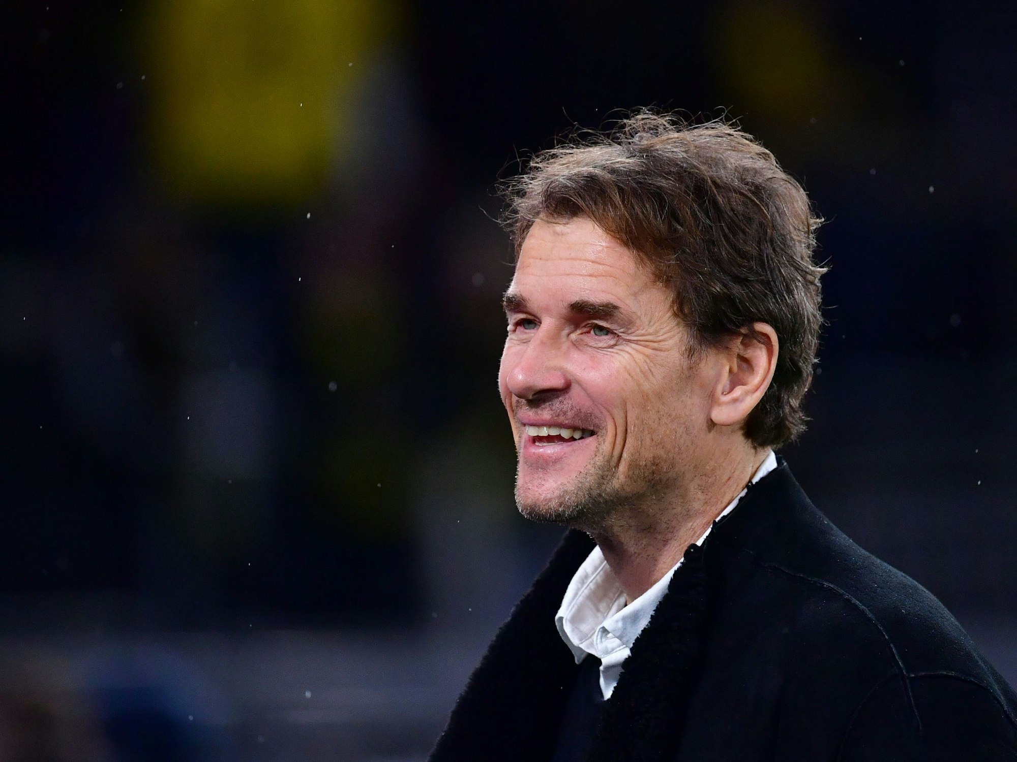 Jens Lehmann lacht am Rande eines Bundesliga-Spiels