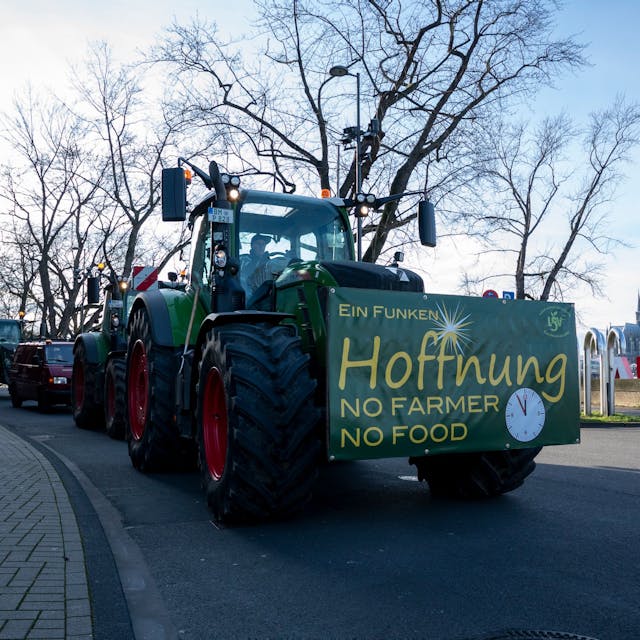 Bauern blockieren mit ihren Traktoren das Kennedy-Ufer in Deutz.&nbsp;