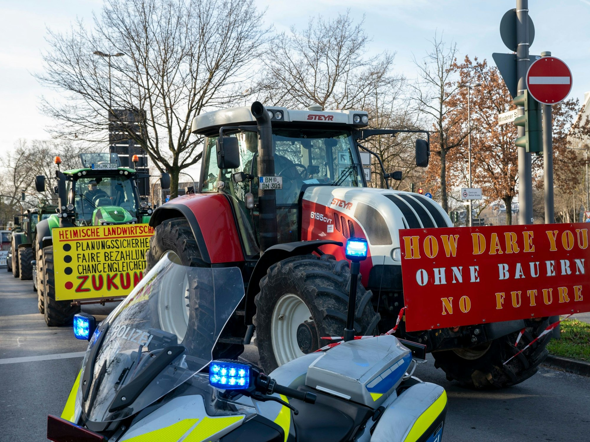 08.01.2024, Köln: Bauern blockieren mit ihren Traktoren die Opladebner Straße in Deutz. Die Landwirte protestieren gegen Subventionskürzungen im Agrarbereich. Foto: Uwe Weiser