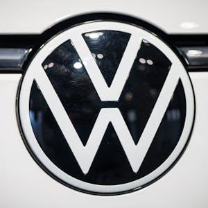 Das VW Logo an einem I.D. Buzz ist vor der Volkswagen AG Jahres Pressekonferenz zu sehen.&nbsp;