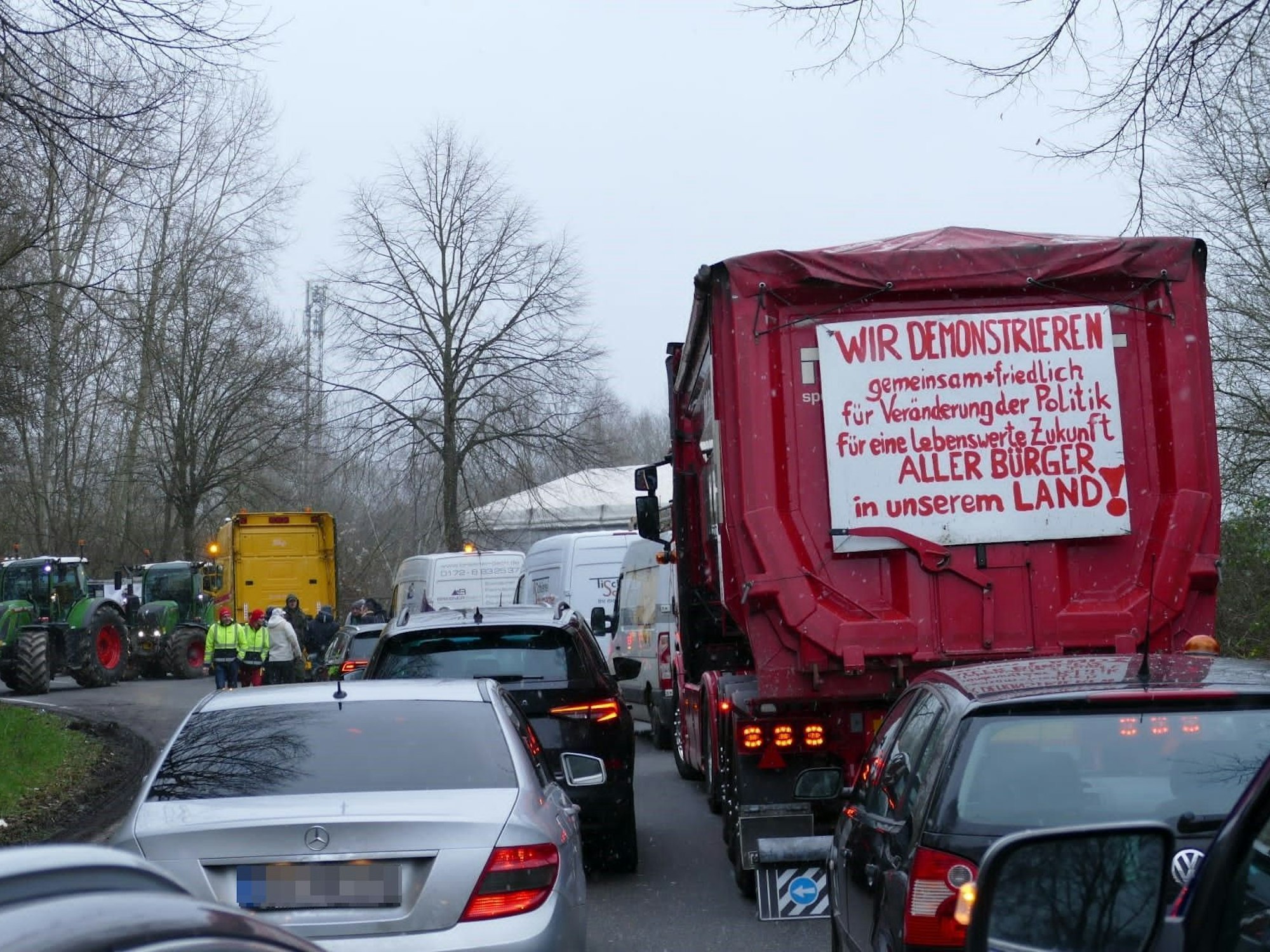 Die Proteste der Landwirte sorgen für erhebliche Verkehrsbehinderungen im Rhein-Sieg-Kreis.