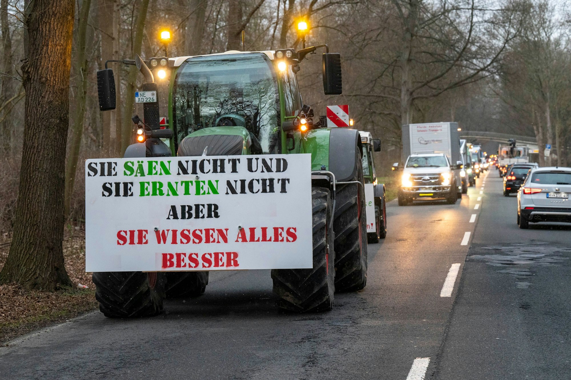 08.01.2024, Köln: Bauern blockieren mit ihren Traktoren die Militärringstraße. Die Landwirte protestieren gegen Subventionskürzungen im Agrarbereich. Foto: Uwe Weiser