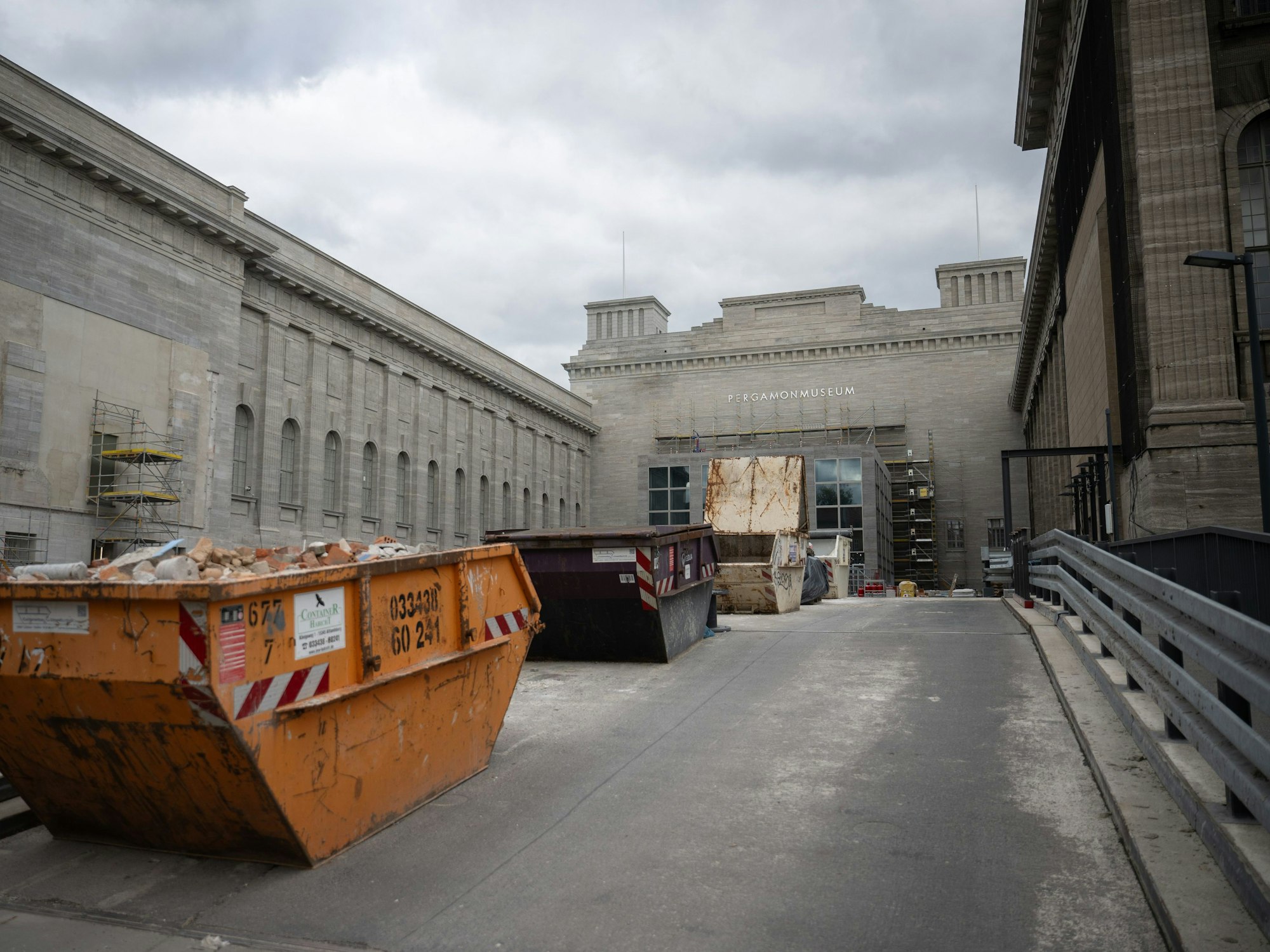 Container mit Bauschutt stehen am Pergamonmuseum bei Sanierungsarbeiten.