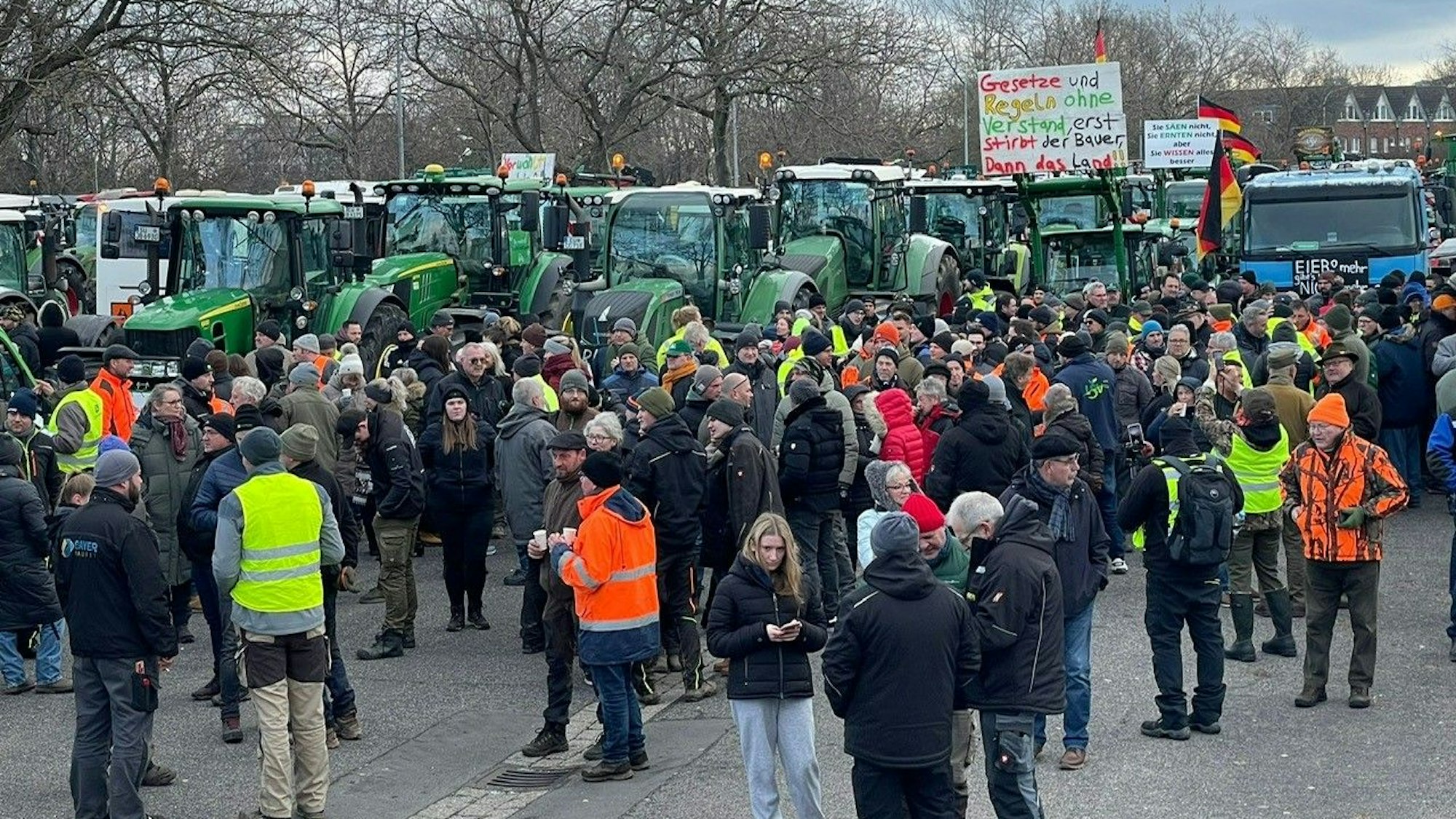 Bauernproteste im Kreis Euskirchen: Der Platz der Kundgebung, der Euskirchener Keltenring, füllt sich.