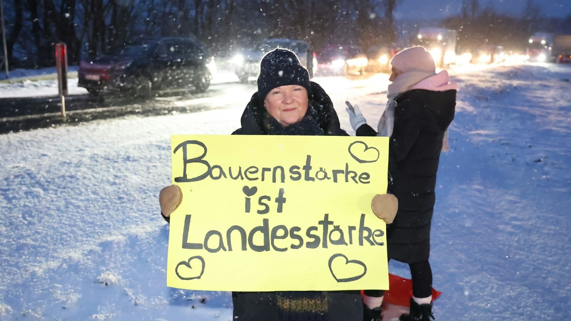 08.01.2024 Die Solidarität mit den Landwirten ist groß- Birgit Thelen (67) aus Blankenheim hat sich mit einem Plakat an der B51 positioniert.