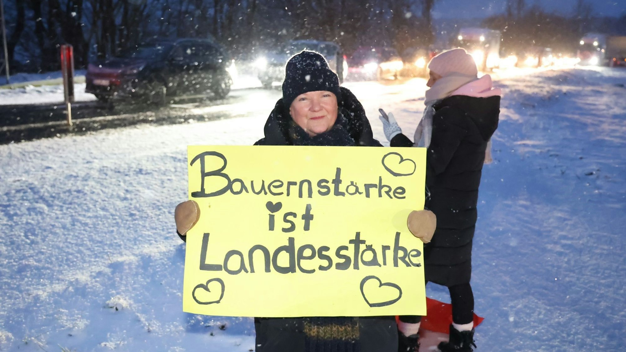 Die Solidarität mit den Landwirten ist groß. Birgit Thelen (67) aus Blankenheim hat sich mit einem Plakat an der B51 positioniert.