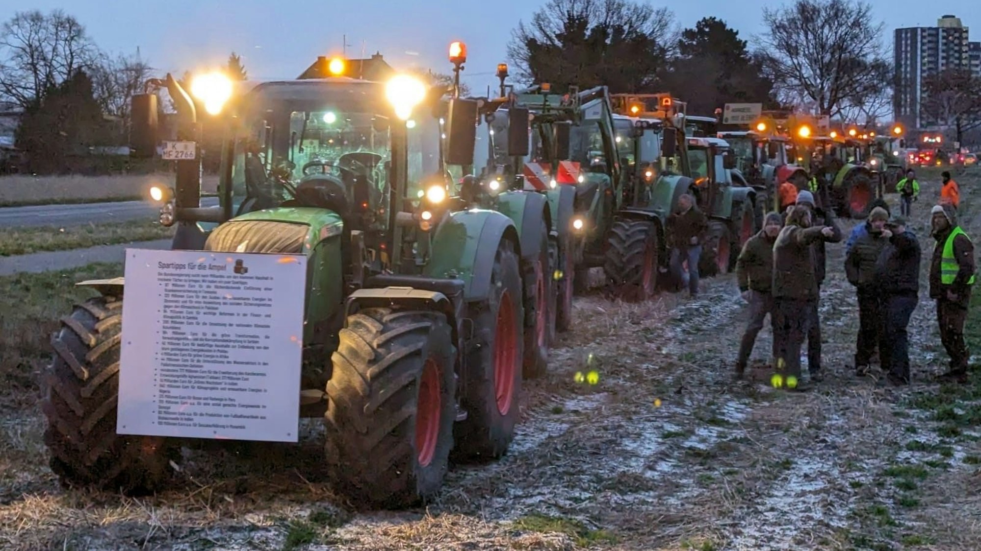 Landwirte stellen sich in Hürth auf einem Feld auf.