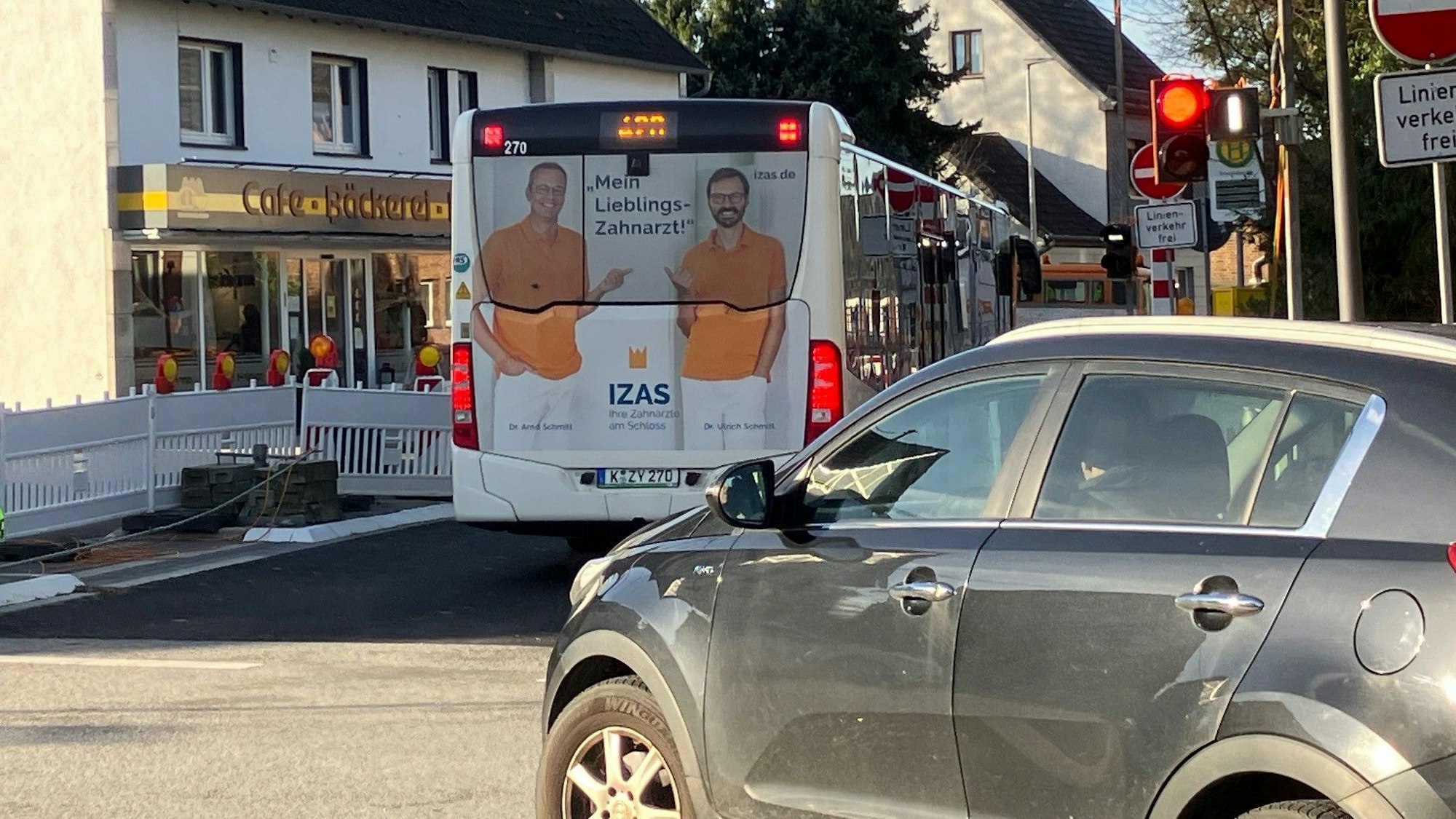 In Overath-Heiligenhaus wartet ein Bus vor der roten Ampel, um den Ort zu durchfahren, das Auto muss im Kreisverkehr auf die Umleitungsstrecke abbiegen.