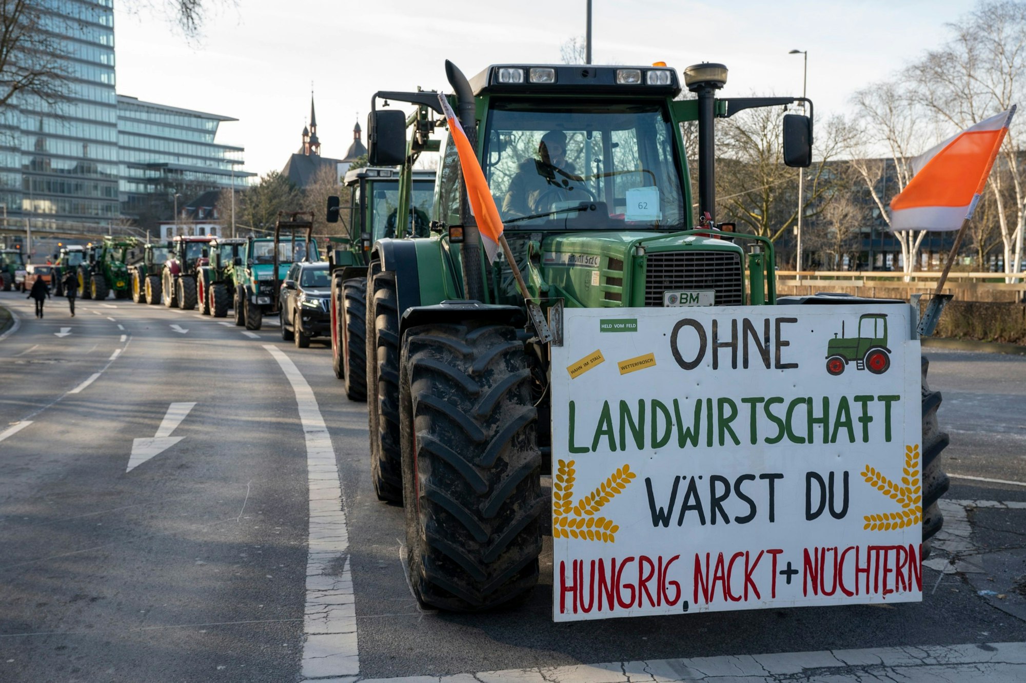 Bauern blockieren mit ihren Traktoren die Opladener Straße in Deutz.