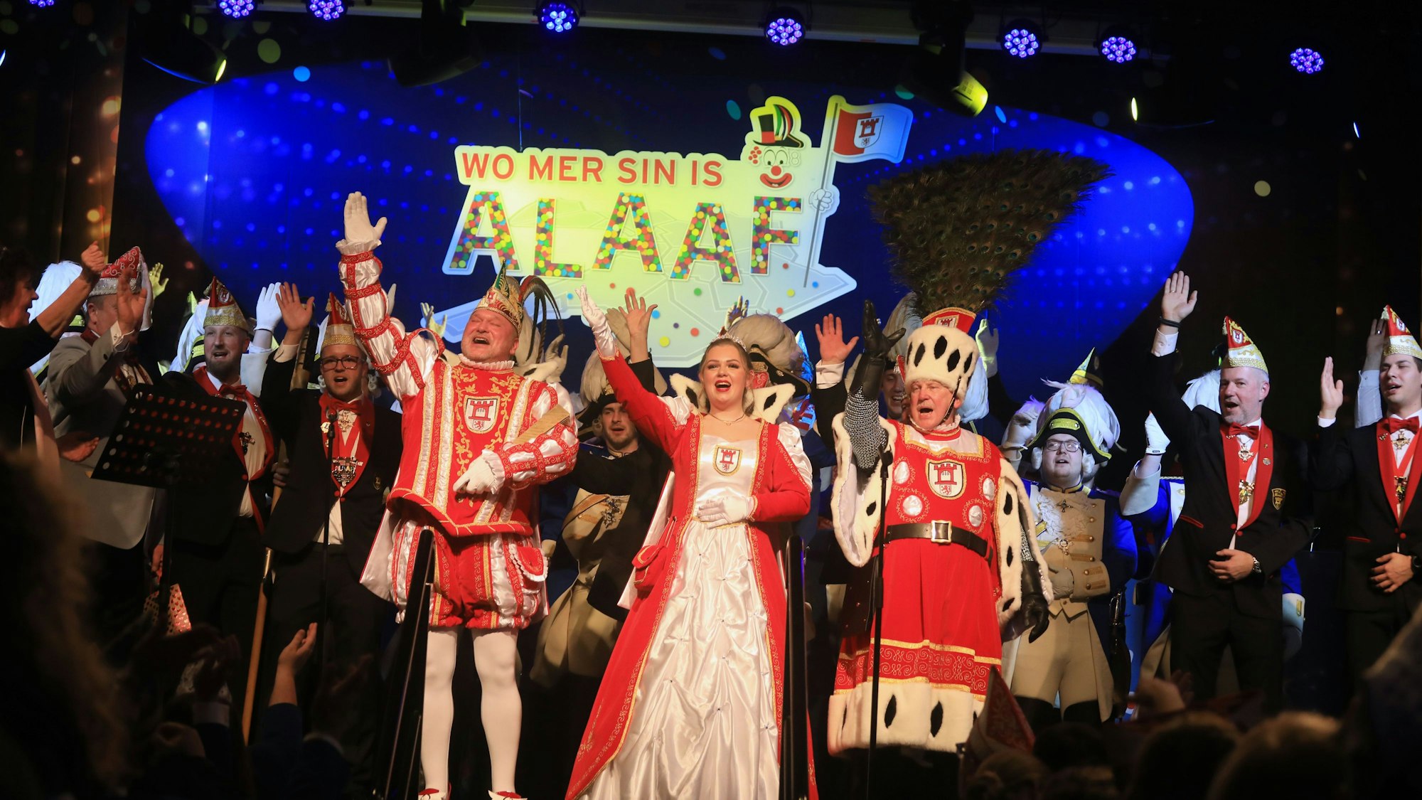 Bauer, Prinz und Jungfrau zeigen die Alaaf-Karnevalsgeste.