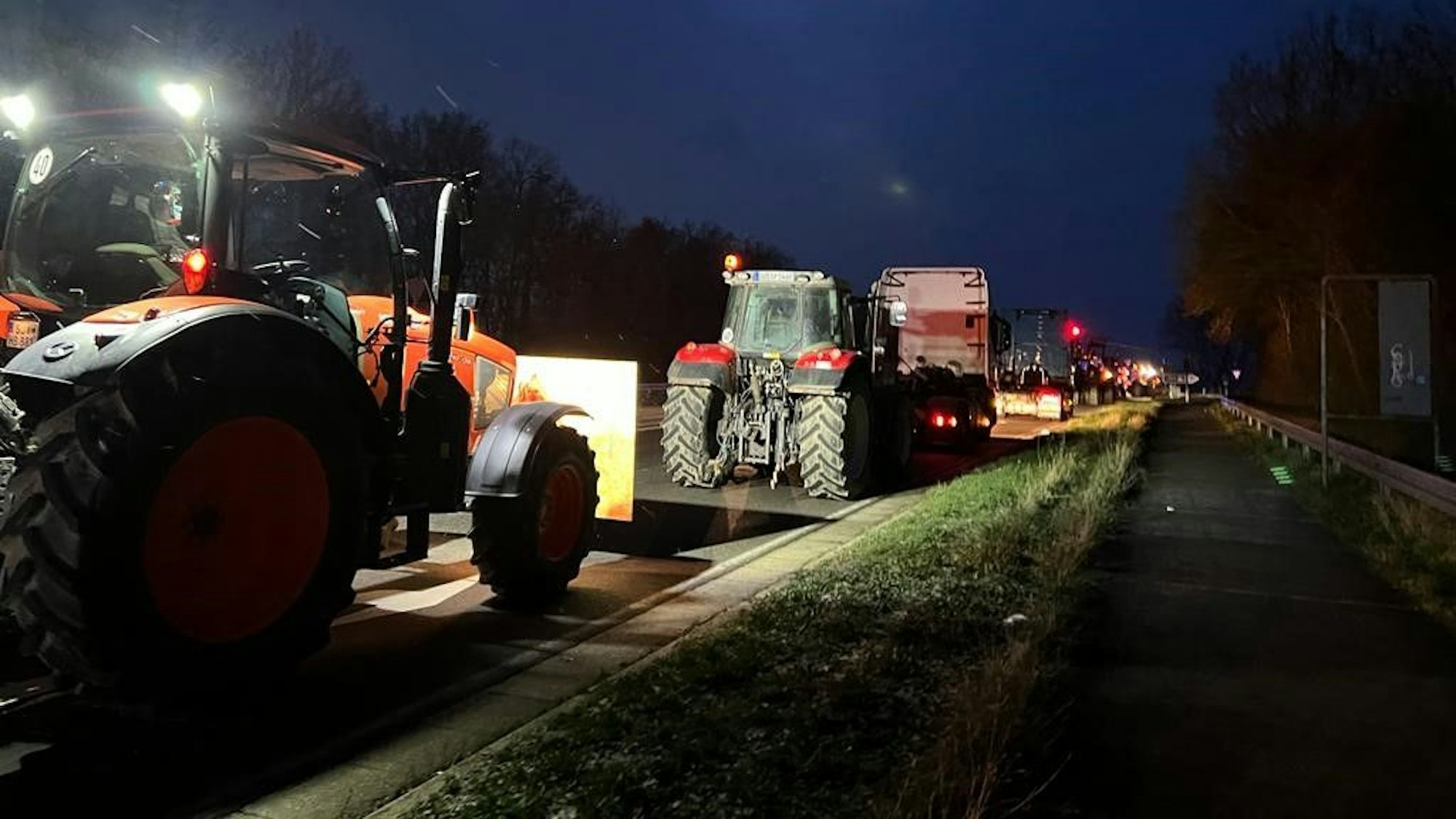 Landwirte sperren die Zufahrt zur A555 in Wesseling.