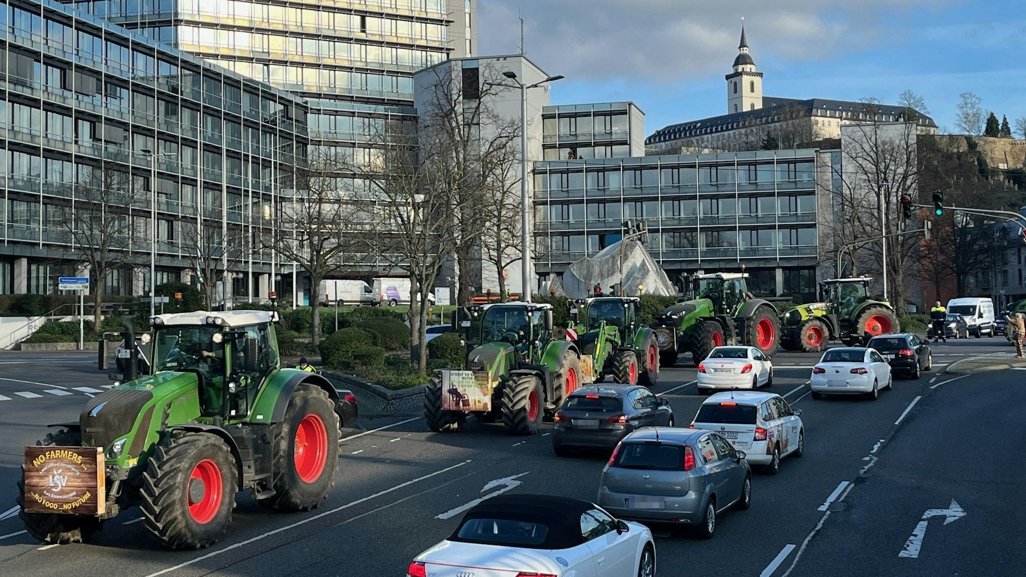 140 Traktoren bahnen sich ihren Weg durch die Kreisstadt.
