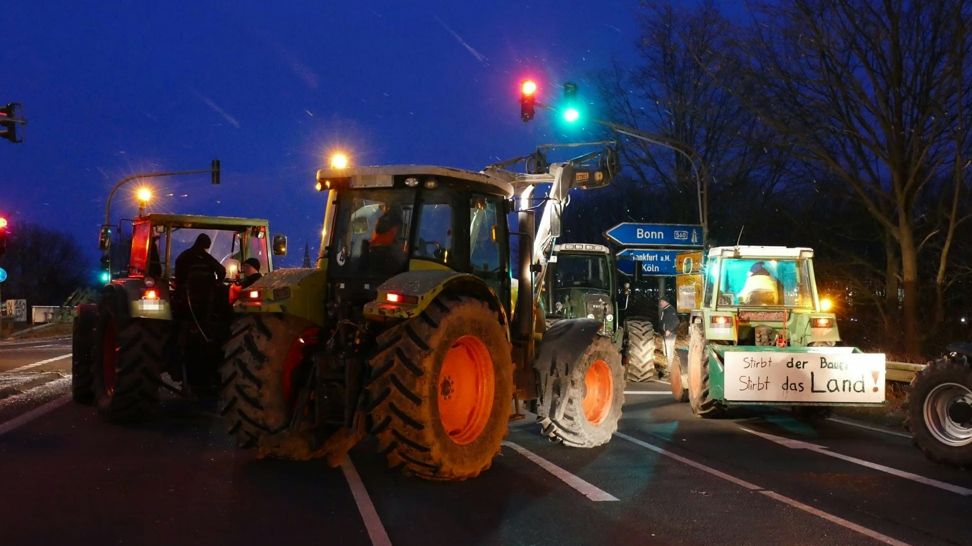 Traktoren blockieren auf der Bundesstraße 8 die Anschlussstelle Hennef-West.