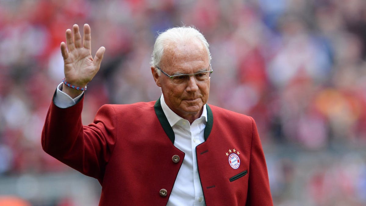 Ehrenpräsident Franz Beckenbauer von München geht während der Präsentation der Meistermannschaften vor Spielbeginn zum Podium und winkt.