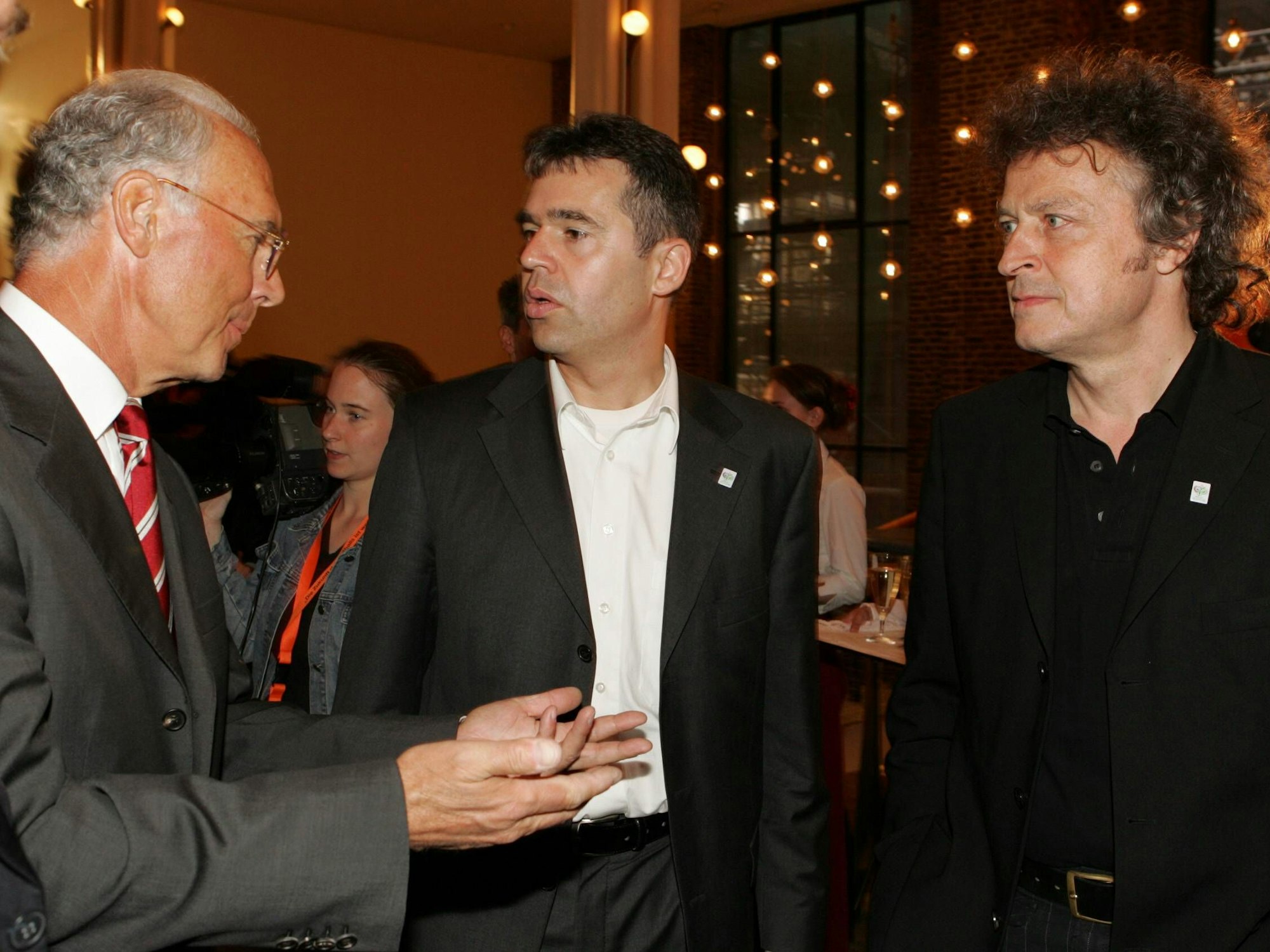 Sänger Wolfgang Niedecken (re., BAP), Manager Andreas Rettig (Mitte, 1. FC Köln) und OK Präsident Franz Beckenbauer (Deutschland) im Gespräch.