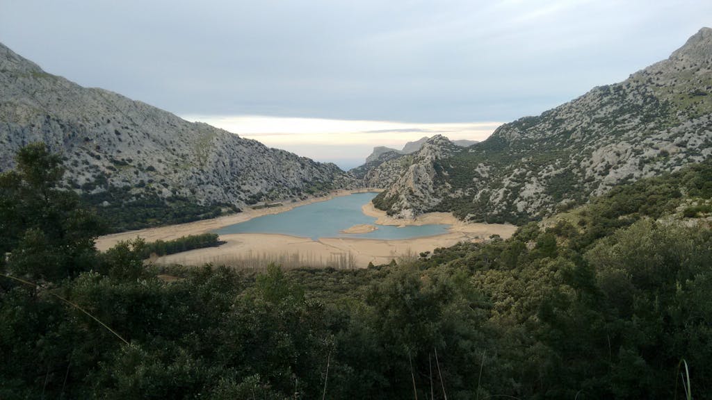 Der Stausee Gorg Blau auf Mallorca mit niedrigem Wasserstand.