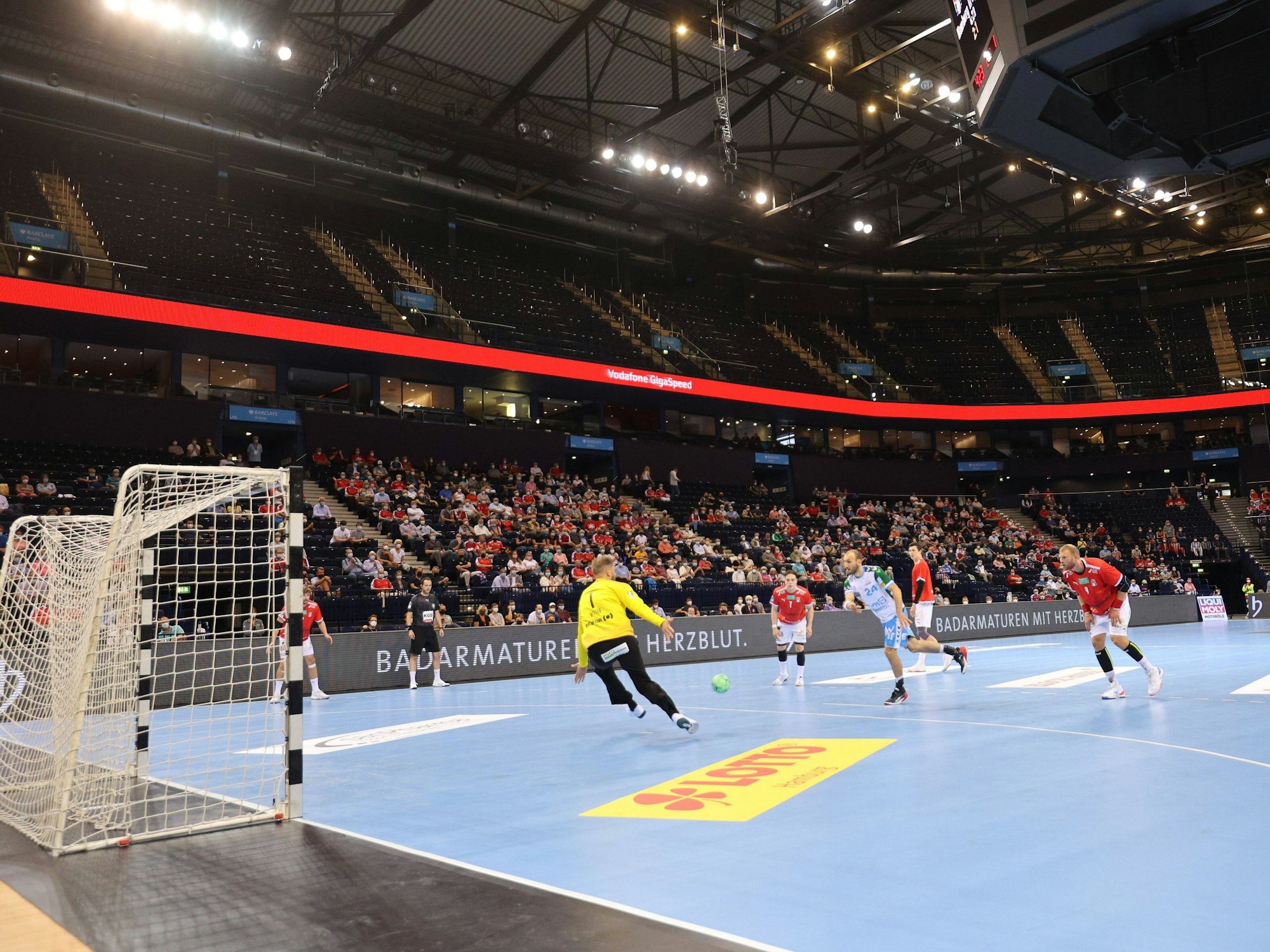 Handballspieler laufen auf dem Spielfeld der Barclays Arena in Hamburg (2021).