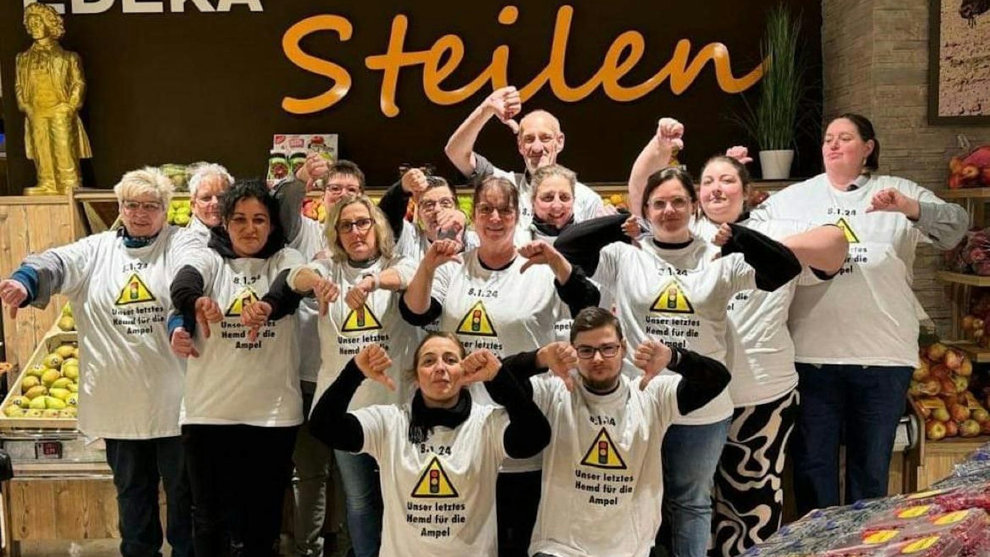 Auch die Crew des Edeka in Flamersheim solidarisiert sich mit den Landwirten und hat eigens für diesen Montag T-Shirts angefertigt.