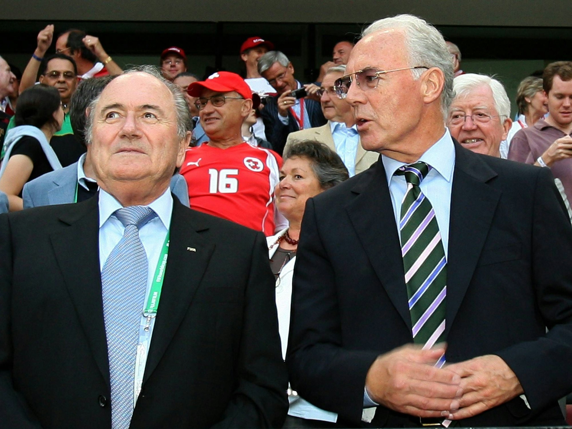 Präsident Joseph S. Blatter (Schweiz, li.) und OK Präsident Franz Beckenbauer (Deutschland) zu Gast auf der Tribüne