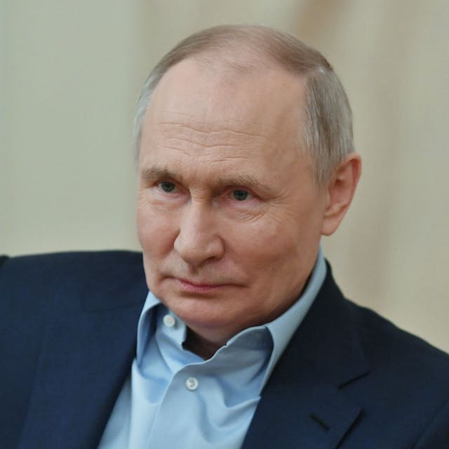 Eine Nahaufnahme des russischen Präsidenten Vladimir Putin. Er trägt einen Anzug und ein hellblaues Hemd.&nbsp;