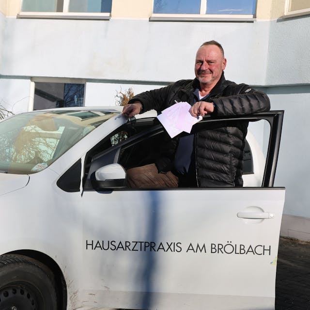 Als Landarzt ist Dirk Feuerstein aus Waldbröl viel unterwegs. Eine Möglichkeit, E-Rezepte auszustellen, hat er bei seinen Fahrten zu Hausbesuchen nicht. Unser Foto zeigt ihn an seinem Dienstauto.
