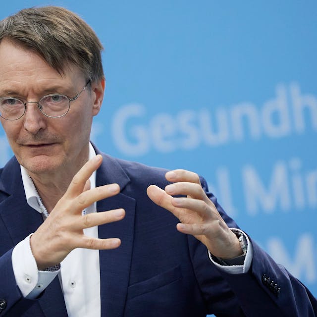 Karl Lauterbach (SPD), Bundesgesundheitsminister, trägt einen blauen Anzug.