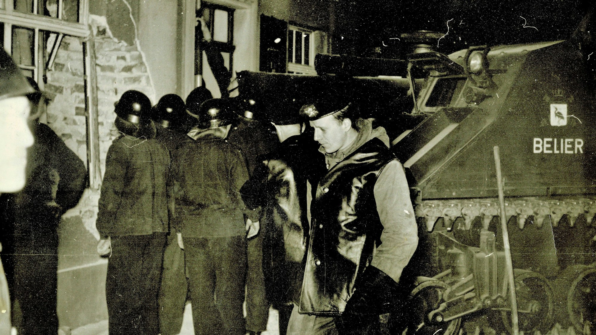 1954: Panzer, nachdem er in die Gaststätte an der Siegburger Straße 277 gefahren ist.