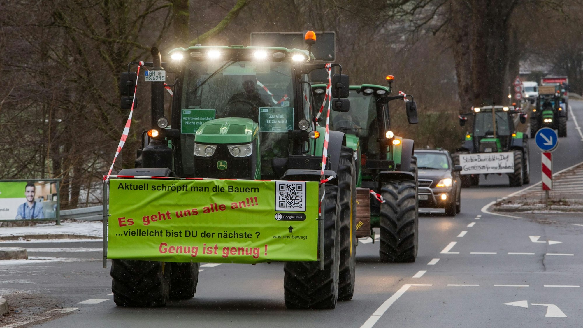 Bild einer Protestfahrt mit Traktoren.