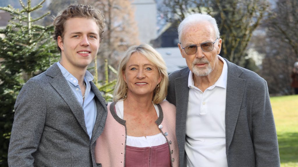 Franz Beckenbauer gemeinsam mit Ehefrau Heidi und Sohn Joel am 6. Januar 2023 in Kitzbühel.