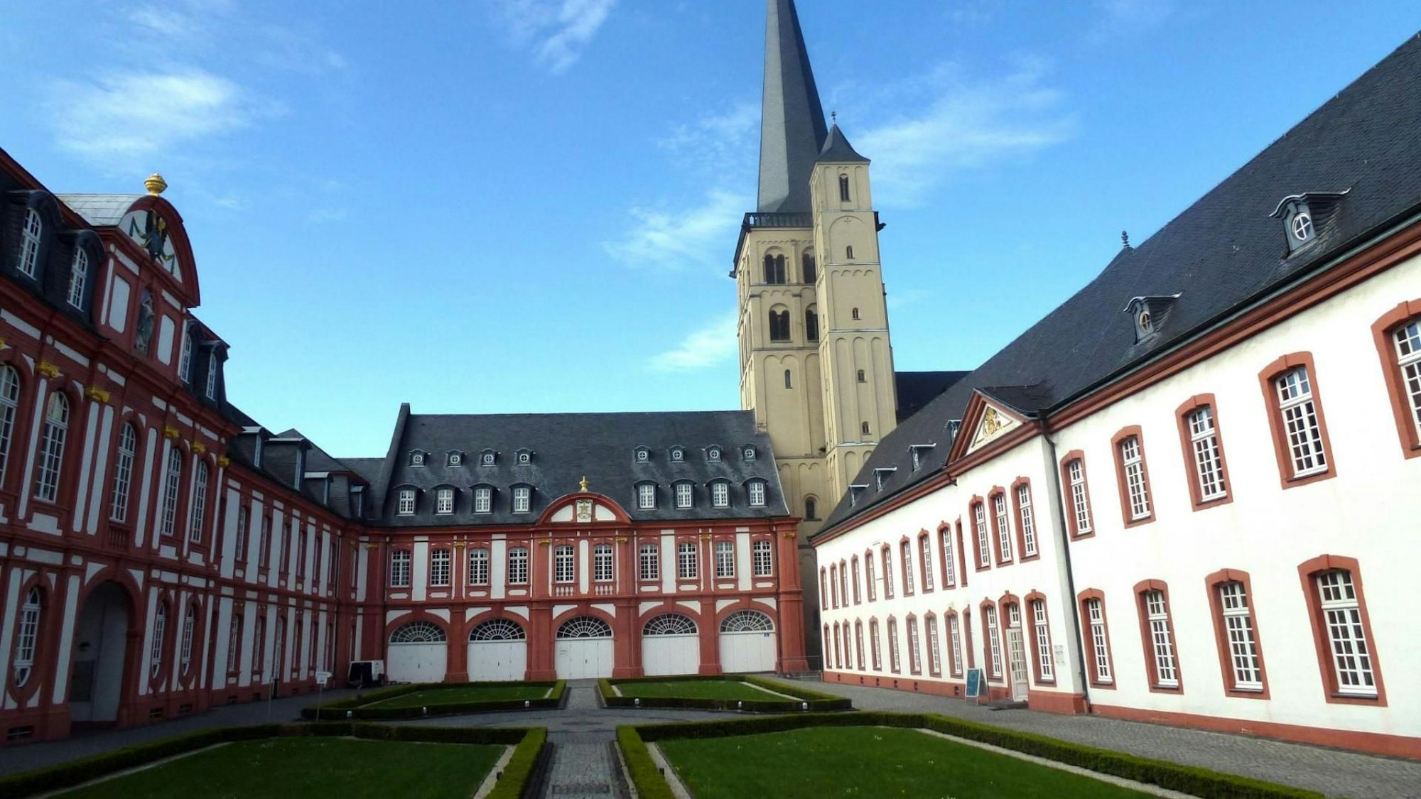 Das Foto zeigt die Abtei Brauweiler in Pulheim.